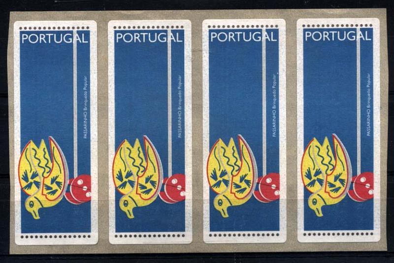 2293.jpg -     Lote:    2293      Lotes pelo Correio      Portugal       Descrição:         1996 &mdash; Brinquedos Populares. Passarinho. CE ETQ12. Tira de 4 etiquetas sem impressão da taxa.        ETQ       Valor Base:     &euro; 5,00     Valor Venda:     &euro; 5,00     