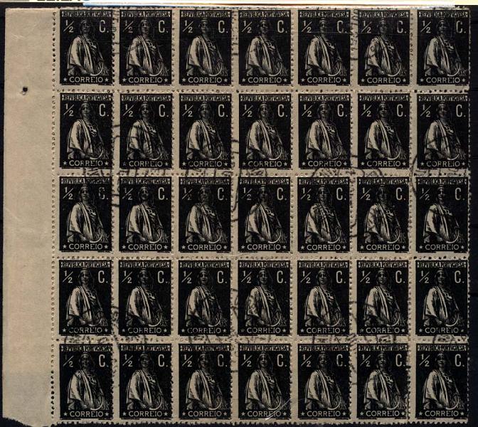 2374.jpg -     Lote:    2374      Lotes pelo Correio      Portugal       Descrição:         1912 &mdash; Ceres. CE207, &frac12; c preto, denteado 12x11 &frac12;, papel acetinado espesso. Bloco de 35 selos (7x5), bordo de folha. Valor de catálogo &euro; 50,75.        O       Valor Base:     &euro; 6,00     Valor Venda:     &euro; 6,00     