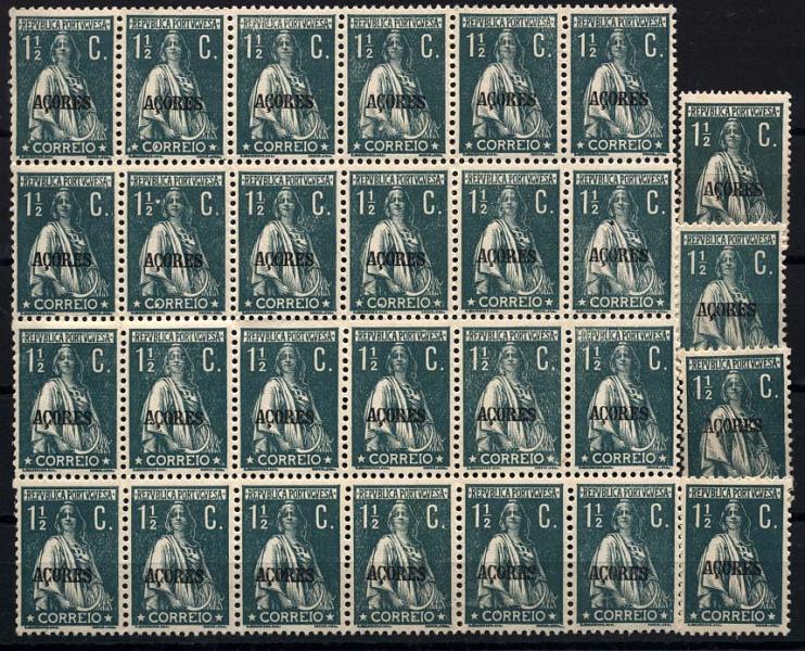 2467.jpg -     Lote:    2467      Lotes pelo Correio      Açores       Descrição:         1918/21 &mdash; Ceres. Selos do Continente com sobrecarga "Açores". CE165, 1 &frac12; C verde. Lote composto por bloco de 24 selos (6x4) e 3 selos em denteado 12x11 &frac12; + selo em denteado 15x14. Valor de catálogo &euro; 44,75.        ***/**       Valor Base:     &euro; 6,00     Valor Venda:     &euro; 6,00     
