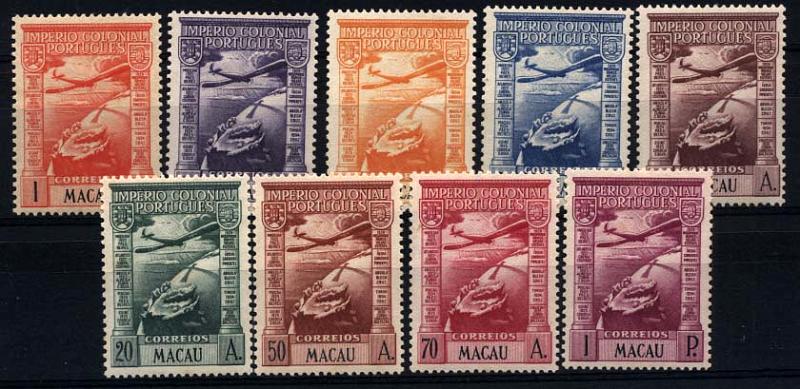 2504.jpg -     Lote:    2504      Lotes pelo Correio      Macau       Descrição:         1938 &mdash; Correio Aéreo. Império Colonial Português. CE 7/15. Série completa. Selos de 3, 5 e 20 avos com ligeiros pontos de óxido. Valor de catálogo &euro; 66,25.        **       Valor Base:     &euro; 10,00     Valor Venda:     &euro; 20,00     