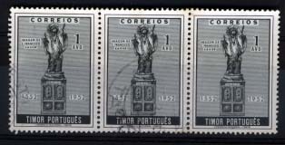 2564.jpg -     Lote:    2564      Lotes pelo Correio      Timor       Descrição:         Carimbos circulares datados. 1952 &mdash; Centenário da Morte de S. Francisco Xavier. CE287, 1 avo preto e cinzento. Tira horizontal de 3 selos obliterados com carimbo batido a preto "TARO".        O       Valor Base:     &euro; 3,00     Valor Venda:     Retirado     