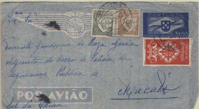 0860.jpg -     Lote:    860            Correio Aéreo       Descrição:         1939 &mdash; Sobrescritos do Correio Aéreo. OM1, 3$50 azul com selos adicionais CE522, 544 e 589, circulado de Lisboa (06.03.40) para Macau (18.03.40) com trânsito por Hong Kong (17.03.40).        Aéreo       Valor Base:     &euro; 15,00     Valor Venda:     &euro; 45,00     