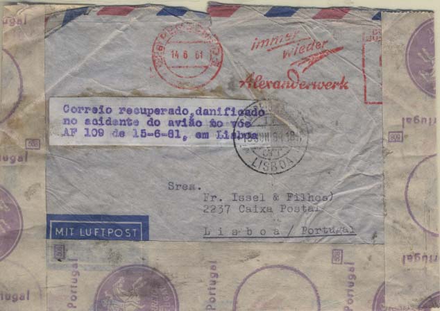 0880.jpg -     Lote:    880            Correio Aéreo       Descrição:         1961 (15.06) &mdash; Correio aéreo acidentado. Acidente com o avião do voo AF109. Sobrescrito circulado da Alemanha (14.06.61) para Lisboa (15.06.61) com etiqueta branca colada com a legenda dactilografada a violeta"Correio recuperado, danificado / acidente do avião do voo / AF109 de 15-6-64, em Lisboa". MB e R.        Aéreo       Valor Base:     &euro; 75,00     Valor Venda:     Retirado     