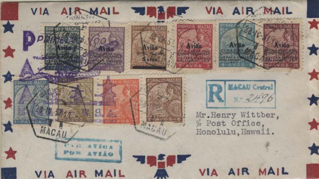 0886.jpg -     Lote:    886            Correio Aéreo       Descrição:         Macau. 1937 (28.04) &mdash; 1.º Voo Trans.Pacifico Macau &mdash; USA. Sobrescrito circulado de Macau (28.04.37) para Honolulu (02.05.37) com série completa tipo Padrões com sobrecarga "Avião" CE CA1/6 + selos tipo Padrões de 6, 10, 50 avos e 1 pataca CE274, 277, 284 e 285.        Aéreo       Valor Base:     &euro; 15,00     Valor Venda:     &euro; 15,00     