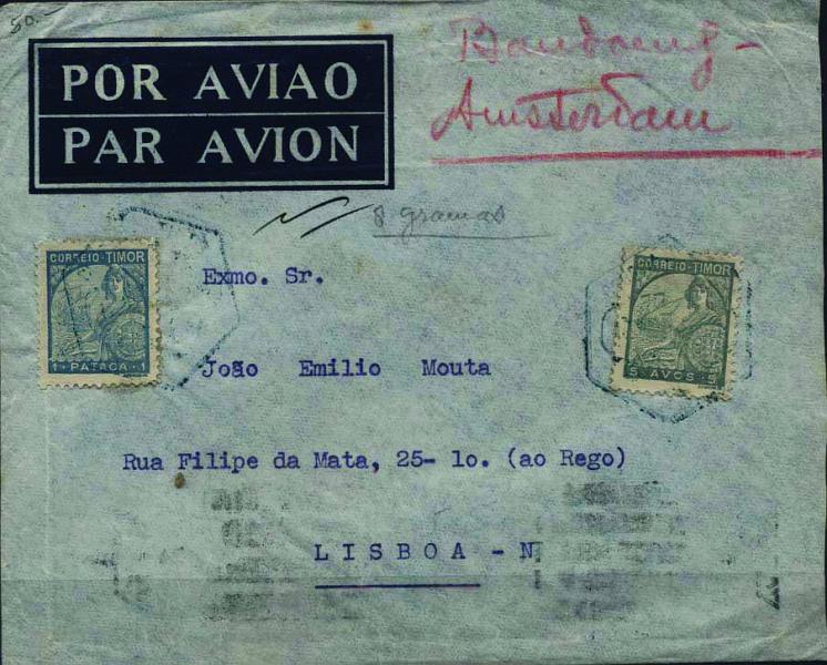 0897.jpg -     Lote:    897            Correio Aéreo       Descrição:         Timor. 1935 &mdash; Díli-Bandang-Amesterdão-Lisboa. Sobrescrito circulado por via aérea de Díli via Badang e Amesterdão para Lisboa (04.11.35) com selos tipo Padrões de 5 avos cinzento CE211 e 1P azul cinzento CE223. B e MR.        Aéreo       Valor Base:     &euro; 100,00     Valor Venda:     &euro; 100,00     