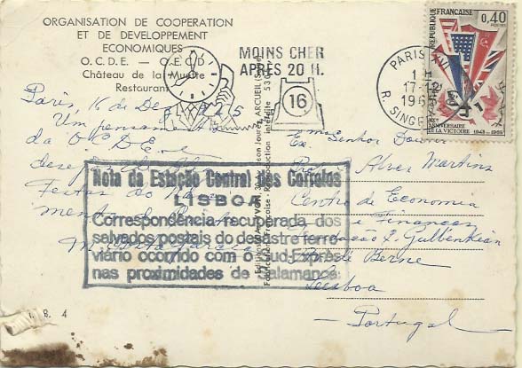 0917.jpg -     Lote:    917            Correio ferroviário       Descrição:         1965 - Correio ferroviário acidentado (Acidente com o Sud-Expresso em Salamanca). Postal ilustrado circulado de Paris (17.12.65) para Lisboa, com carimbo batido a preto "NOTA DA ESTAÇÃO CENTRAL DOS CORREIOS / LISBOA / Correspondência recuperada dos salvados postais do desastre ferroviário ocorrido com o Sud-Exprès nas proximidades de Salamanca". MB.        PI       Valor Base:     &euro; 30,00     Valor Venda:     Retirado     