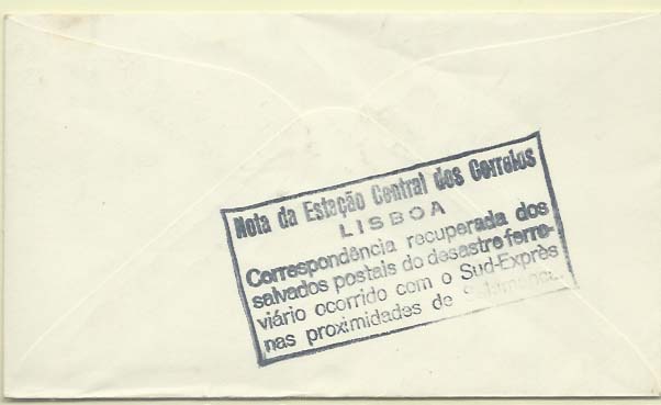 0919.jpg -     Lote:    919            Correio ferroviário       Descrição:         1965 - Correio ferroviário acidentado (Acidente com o Sud-Expresso em Salamanca). Sobrescrito circulado de Londres (13.12.65) para Lisboa, com carimbo batido a preto, no verso, "NOTA DA ESTAÇÃO CENTRAL DOS CORREIOS / LISBOA / Correspondência recuperada dos salvados postais do desastre ferroviário ocorrido com o Sud-Exprès nas proximidades de Salamanca". MB.        Carta       Valor Base:     &euro; 25,00     Valor Venda:     Retirado     