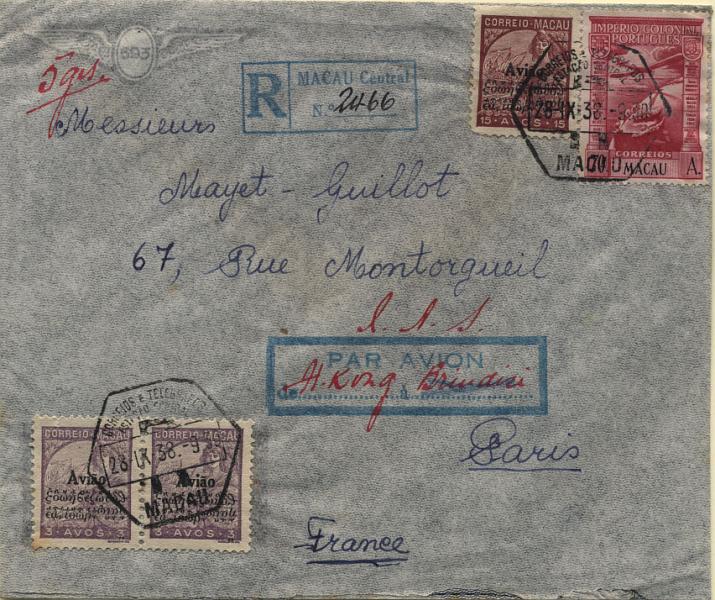 0699.jpg -     Lote:    699      Correio Aéreo      Macau       Descrição:         1938 &mdash; Correio Aéreo. Tipo Padrão, com sobrecarga + Império Colonial Português. Sobrescrito circulado registado de Macau (28.09.38) para Paris, via Brindisi, com trânsito por Hong Kong (29.09.38) com selos de 3 avos (par), 15 avos e 70 avos , CE CA2, 6 e 14. MB.        Aéreo       Valor Base:     &euro; 80,00     Valor Venda:     Retirado     