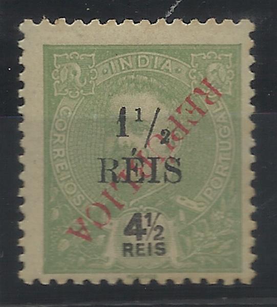 0973.jpg -     Lote:    973            Índia       Descrição:         1914 &mdash; D. Carlos I tipo Mouchon, com sobrecarga REPUBLICA local (não catalogada) e sobretaxa local. CE295, 1 &frac12; reis s/ 4 &frac12; reis verde amarelo com sobrecarga invertida.        *       Valor Base:     &euro; 15,00     Valor Venda:     &euro; 16,00     