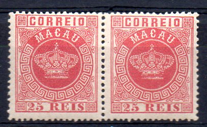 1353.jpg -     Lote:    1353            Macau       Descrição:         1884 &mdash; Tipo Coroa. CE4, 25 reis carmim, denteado 13 &frac12;. Par horizontal. Valor de catálogo &euro; 44,00.        ***       Valor Base:     &euro; 14,00     Valor Venda:     &euro; 18,00     