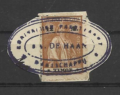 0937.jpg -     Lote:    937      Correio Marítimo       Timor       Descrição:         Correio Marítimo. Marcas de paquetes. 1913 &mdash; Ceres. CE169, 12 avos sépia em fragmento obliterado com carimbo de dupla oval do paquete holandês "S.S. DE HAAN".         FRG       Valor Base:     &euro; 25,00     Valor Venda:     Retirado     