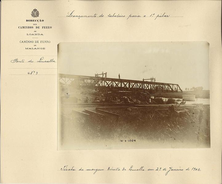 0953.jpg -     Lote:    953      Correio Ferroviário       Angola        Descrição:         1906 &mdash; Caminho de Ferro de Luanda. Dossier com dezenas de fotografias progressivas da construção da ponte ferroviária sobre o Rio Lucala e da estação ferroviária do Quizembo. MB e MR.         Lote       Valor Base:     &euro; 100,00     Valor Venda:     Retirado     