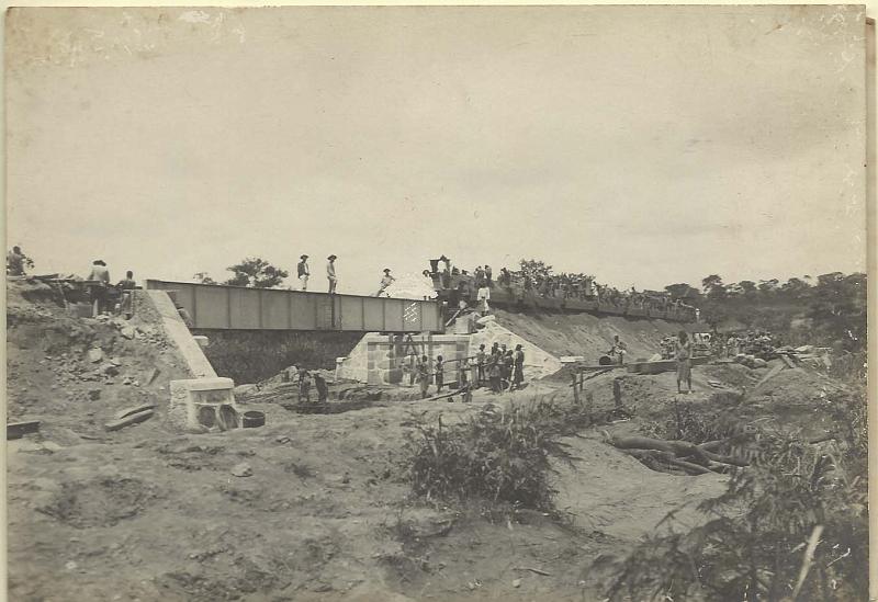 0954.jpg -     Lote:    954      Correio Ferroviário       Angola        Descrição:         1904 (05.12) &mdash; Caminho de Ferro de Luanda. Duas fotografias a preto e branco da construção da ponte ferroviária de 15 metros sobre o Rio Lutéte. Uma delas apresenta uma locomotiva aguardando passagem. MB e MR.         FOT       Valor Base:     &euro; 30,00     Valor Venda:     &euro; 30,00       