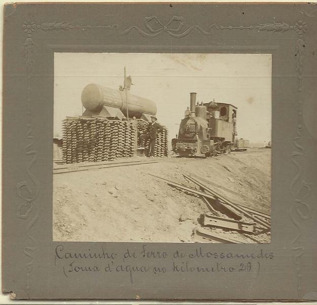 0955.jpg -     Lote:    955      Correio Ferroviário       Angola        Descrição:         1906 &mdash; Caminho de Ferro de Moçamedes. Fotografia a preto e branco em moldura de cartão em relevo, com imagem de locomotiva na "Toma de água no kilometro 26". MB e MR.         FOT       Valor Base:     &euro; 40,00     Valor Venda:     &euro; 55,00       