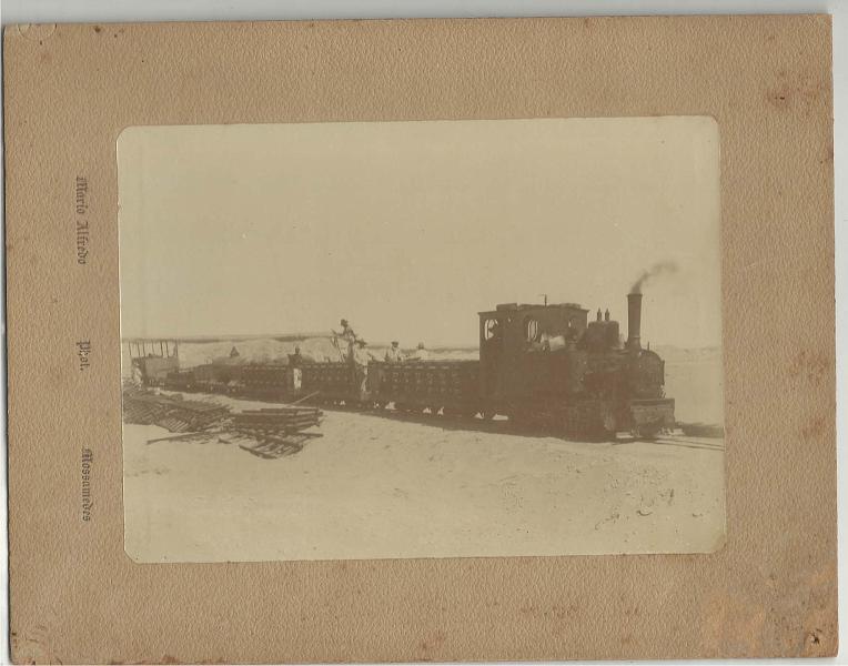 0956.jpg -     Lote:    956      Correio Ferroviário       Angola        Descrição:         1905 &mdash; Caminho de Ferro de Moçamedes. Fotografia a preto e branco de locomotiva pertencente ao Caminho de Ferro de Moçamedes, editada por Mário Alfredo em 1095.         FOT       Valor Base:     &euro; 25,00     Valor Venda:     &euro; 25,00       