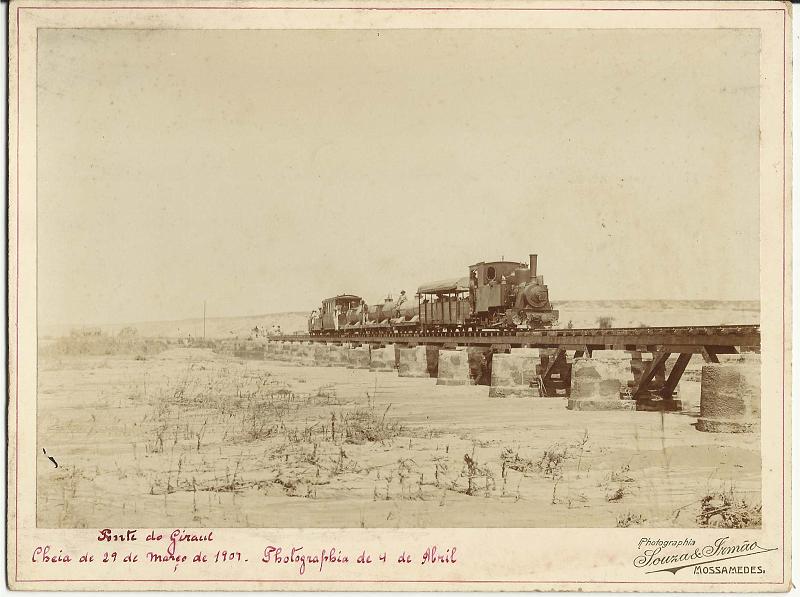 0958.jpg -     Lote:    958      Correio Ferroviário       Angola        Descrição:         1909 &mdash; Caminho de Ferro de Moçamedes. Ponte do Giraul. Cheia de 29 de Março de 1909. Fotografia a preto e branco editada em 04.04.1909, com locomotiva sobre a ponte ferroviária do Giraúl. Photographia Souza & Irmão * Mossamedes. MB e MR.         FOT       Valor Base:     &euro; 50,00     Valor Venda:     &euro; 50,00       