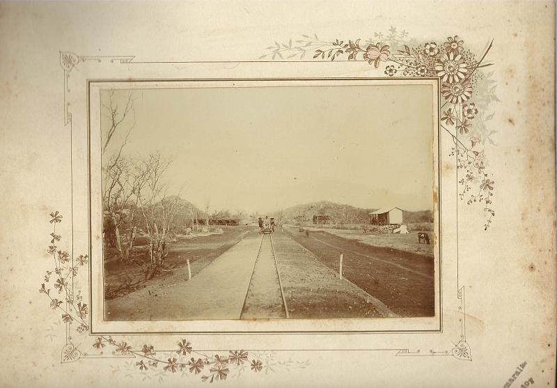0959.jpg -     Lote:    959      Correio Ferroviário       Angola        Descrição:         1906 &mdash; Caminho de Ferro de Moçamedes. Fotografia a preto e branco da estação do Sacco, com vagonete na via férrea. MB e MR.         FOT       Valor Base:     &euro; 25,00     Valor Venda:     &euro; 25,00       