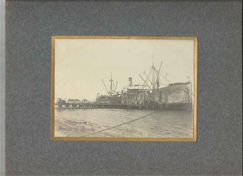 0960.jpg -     Lote:    960      Correio Ferroviário       Angola        Descrição:         1908 &mdash; Caminho de Ferro de Moçamedes. Fotografia a preto e branco do Porto Marítimo de Moçamedes em 05.08.1908, com Paquete Alemão acostado à ponte cais, descarregando material para a construção do C.F.M.         FOT       Valor Base:     &euro; 25,00     Valor Venda:     Retirado     