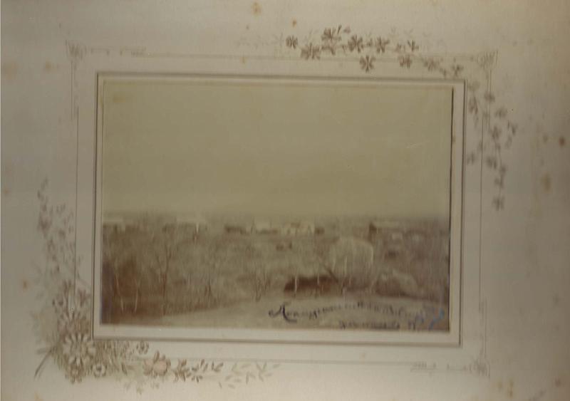 0961.jpg -     Lote:    961      Correio Ferroviário       Angola        Descrição:         1908 &mdash; Caminho de Ferro de Moçamedes. Fotografia a preto e branco do acampamento da Brigada de Construção. B e MR.         FOT       Valor Base:     &euro; 25,00     Valor Venda:     &euro; 25,00       