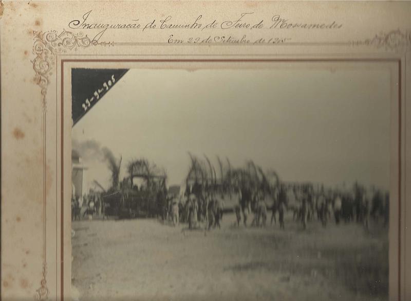 0962.jpg -     Lote:    962      Correio Ferroviário       Angola        Descrição:         1905 &mdash; Caminho de Ferro de Moçamedes. Fotografia a preto e branco da inauguração da via férrea em 22.09.1905. Partida do primeiro comboio de Moçamedes para o Sacco, conduzindo o Governador Geral. MB e MR.         FOT       Valor Base:     &euro; 40,00     Valor Venda:     Retirado     