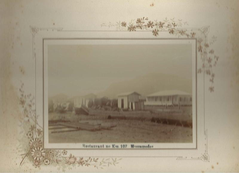 0963.jpg -     Lote:    963      Correio Ferroviário       Angola        Descrição:         1909 &mdash; Caminho de Ferro de Moçamedes. Fotografia a preto e branco "Restaurante ao quilómetro 107". MB e MR.         FOT       Valor Base:     &euro; 25,00     Valor Venda:     &euro; 25,00       