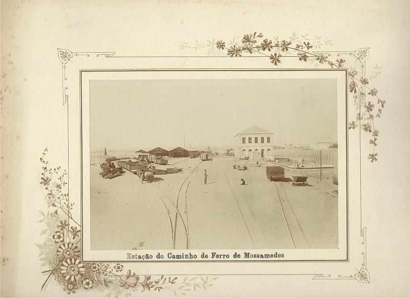 0964.jpg -     Lote:    964      Correio Ferroviário       Angola        Descrição:         1906 &mdash; Caminho de Ferro de Moçamedes. Fotografia a preto e branco da estação ferroviária de Moçamedes. MB e MR.         FOT       Valor Base:     &euro; 30,00     Valor Venda:     Retirado     
