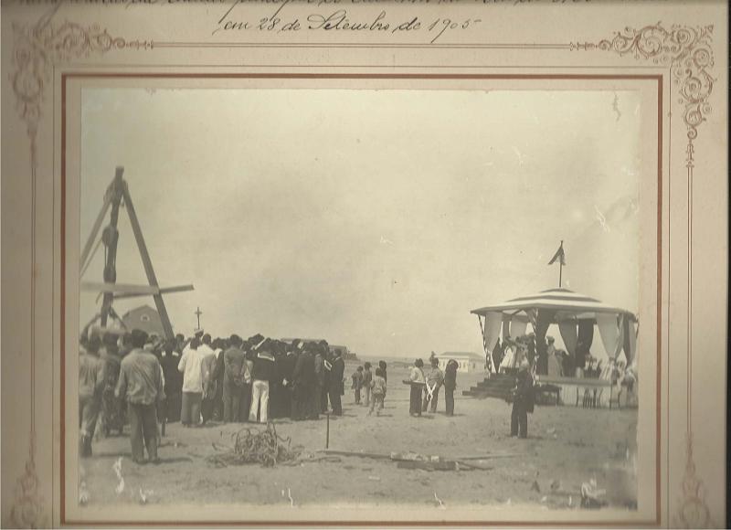 0966.jpg -     Lote:    966      Correio Ferroviário       Angola        Descrição:         1905 &mdash; Caminho de Ferro de Moçamedes. Fotografia a preto e branco da inauguração da estação principal em 28 de Setembro de 1905. Lançamento da primeira pedra no cunhal leste da estação pelo Conselheiro Governador Geral de Angola. MB e MR.         FOT       Valor Base:     &euro; 25,00     Valor Venda:     &euro; 25,00       