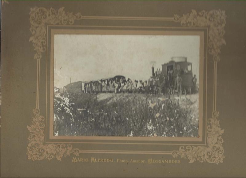 0967.jpg -     Lote:    967      Correio Ferroviário       Angola        Descrição:         1906 &mdash; Caminho de Ferro de Moçamedes. Fotografia a preto e branco de locomotiva com trabalhadores da frente de construção do C.F.M. Editada por Mário Alfredo &mdash; Mossamedes. MB e MR.         FOT       Valor Base:     &euro; 30,00     Valor Venda:     &euro; 30,00       
