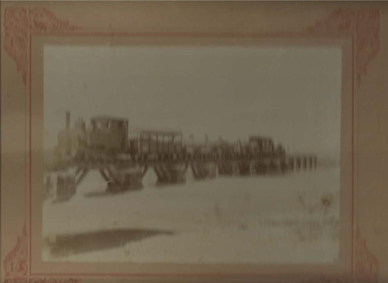 0968.jpg -     Lote:    968      Correio Ferroviário       Angola        Descrição:         1909 &mdash; Caminho de Ferro de Moçamedes. Fotografia a preto e branco de locomotiva sobre a Ponte do Giraúl. MB e MR.         FOT       Valor Base:     &euro; 40,00     Valor Venda:     &euro; 40,00       