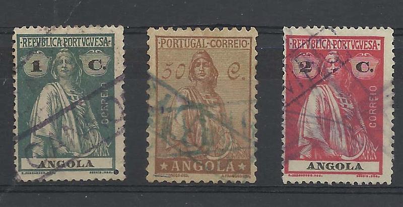 0972.jpg -     Lote:    972      Correio Ferroviário       Angola        Descrição:         Correio ferroviário. Marcas nominativas das estações. Lote de 3 selos tipo Ceres com carimbos da "CANHOCA", "HUAMBO ?" e outro não identificável. Lote a ver.         O       Valor Base:     &euro; 10,00     Valor Venda:     Retirado     