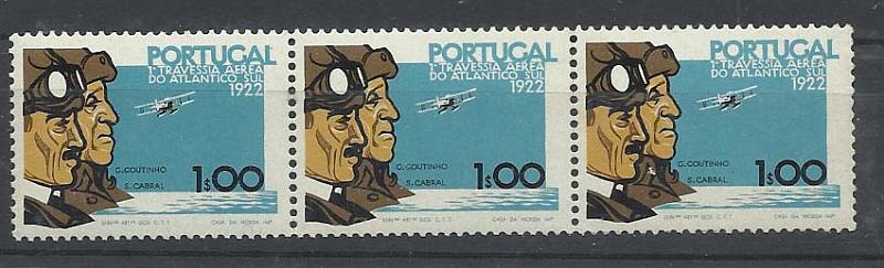 1440.jpg -     Lote:    1440            Portugal        Descrição:         1972 &mdash; Cinquentenário da 1.ª Travessia Aérea Lisboa - Rio de Janeiro. CE1171, 1$00. Tira horizontal de 3 selos em denteado 13 &frac12;. B e R. Valor de catálogo &euro; 226,20.         ***       Valor Base:     &euro; 30,00     Valor Venda:     Retirado     