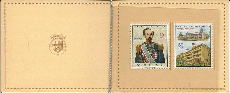 1674.jpg -     Lote:    1674            Macau        Descrição:         1960/74 - Vistas de Macau (correio aéreo) + Uniformes do Exército + Teatro D. Pedro V + Centenário do Hospital Central de Macau + Ponte Macau-Taipa + Bicentenário de George Chinnery. CE CA16/20, CE 407/414, CE431, CE433/34, CE435/436, CE437. Sete carteiras editadas pelo Ministério do Ultramar, cada uma com uma série. MB         CRT       Valor Base:     &euro; 35,00     Valor Venda:     &euro; 65,00       