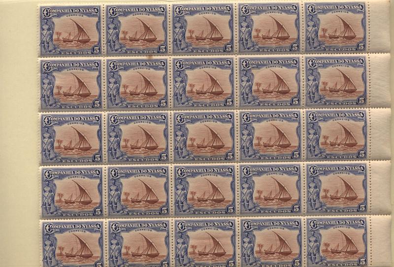 1730.jpg -     Lote:    1730            Companhia do Niassa        Descrição:         1922 &mdash; Motivos diversos. CE125, 5E ultramar e sépia. Bloco de 25 selos, com dois pontos de óxido no verso. Valor de catálogo &euro; 240,00.         ***       Valor Base:     &euro; 25,00     Valor Venda:     Retirado     