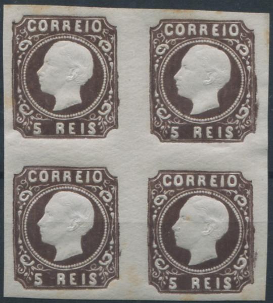 046.jpg -     Lote:    46                   Descrição:         1862/64 &mdash; D. Luís I. MF14, 5 reis castanho, cunho III sem variantes. Quadra com boas margens, goma original sem sinal de charneira com aflorações de óxido no verso. Certificado de peritagem de Leilões P. Dias, Lda. Valor de catálogo &euro; 860,00+++.         ***       Valor Base:     &euro; 100,00     Valor Venda:     &euro;      