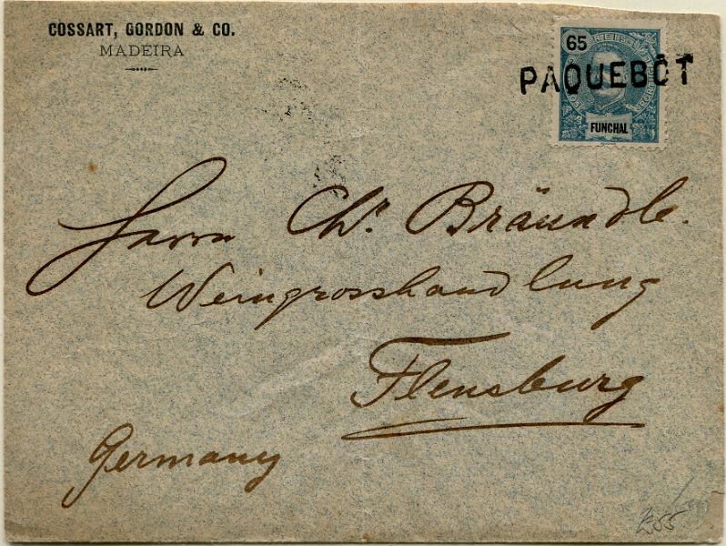 303.jpg -     Lote:    303                   Descrição:         Correio marítimo * Marcas de denominação de origem. 1898/1905 &mdash; D. Carlos I Mouchon. Novas cores e valores. MF30, 65 reis em sobrescrito lançado a bordo de paquete com destino a Flensbourg (02.10.02) com trânsito por Lisboa (28.09.02) onde foi obliterada com a marca "PAQUEBOT", batida a preto (Hosking 534). Exemplar sem defeitos nem reparações.         Carta       Valor Base:     &euro; 75,00     Valor Venda:     &euro;      