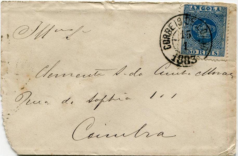 316.jpg -     Lote:    316                   Descrição:         1881/85 &mdash; Coroa. Novas cores. MF14, 50 reis azul, tipo I, papel liso, denteado 12 &frac12;, em sobrescrito circulado de Luanda (15.01.1883) para Coimbra (14.02.83) com trânsito por Lisboa (13.02.83), para pagar o primeiro porte de cartas remetidas para o Continente com o peso até 15g. Exemplar raro, sem reparações, com falta de papel no sobrescrito no canto inferior esquerdo, transportado pelo vapor "Angola" e marca da estação expedidora bem batida a preto "CORREIO DE LOANDA". MB e MR. Certificado de peritagem de J. Miranda da Mota.         Carta       Valor Base:     &euro; 500,00     Valor Venda:     &euro;      