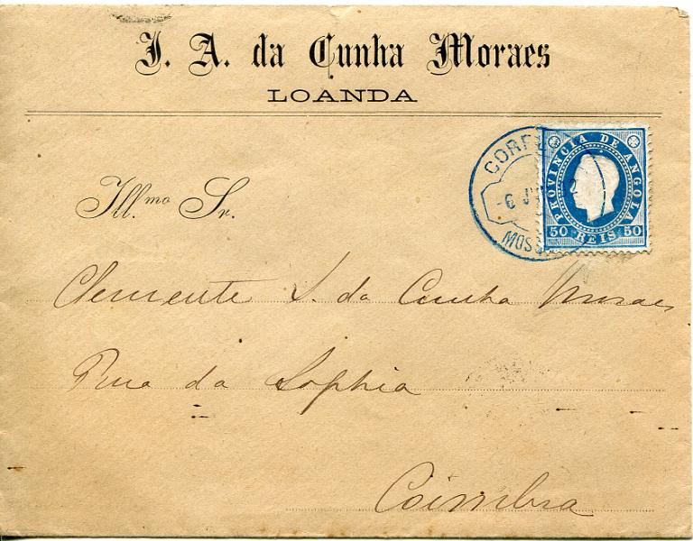 320.jpg -     Lote:    320                   Descrição:         1886 &mdash; D. Luís I. Fita direita. MF20, 50 reis azul, papel porcelana, denteado 12 Ÿ, em sobrescrito circulado de Mossamedes (06.06.92) para Coimbra (10.06.92 &mdash; erro de datador, pois deveria ser 10.07.92), com trânsito por Lisboa (09.07.92). Porte simples de 50 reis para cartas remetidas de Angola para Portugal com um peso até 15g. Exemplar sem defeitos nem reparações, transportado pelo Paquete Portugal, obliterado a azul (R). Certificado de peritagem de J. Miranda da Mota.         Carta       Valor Base:     &euro; 200,00     Valor Venda:     &euro;      