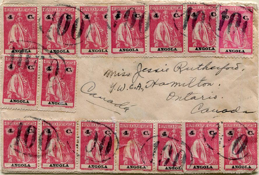 374.jpg -     Lote:    374                   Descrição:         192&frac12;2 &mdash; Ceres. Sobrescrito circulado de Angola para o Canadá com 15 selos de 4C em papel liso, denteado 12x11 &frac12;, MF201 + 80C em papel liso, dentado 12x11 &frac12;, MF209, perfazendo o porte de 1$40 correspondente ao porte simples para cartas a expedir para Países Estrangeiros com os quais não haja acordos especiais, com o peso até 20g (Tabela do Decreto nº 18.467 de 16.06.1930 do Ministério das Colónias, Publicada no Boletim Oficial de Angola nº 26 de 12.07.1930. Exemplar obliterado com carimbo numérico de recurso "100", batido a preto.         Carta       Valor Base:     &euro; 150,00     Valor Venda:     &euro;      