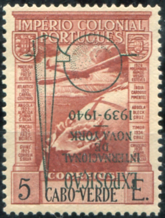 443.jpg -     Lote:    443                   Descrição:         1938 &mdash; Correio aéreo. Império Colonial Português, com sobrecarga da "EXPOSIÇÃO INTERNACIONAL DE NOVA YORK 1939-1940". MF CA7b, 5E castanho avermelhado. Selo raro, com goma original e sinal de charneira, sem defeitos nem reparações, com boa cor e com a SOBRECARGA INVERTIDA. Certificado de peritagem de J. Miranda da Mota.         **       Valor Base:     &euro; 250,00     Valor Venda:     &euro;      