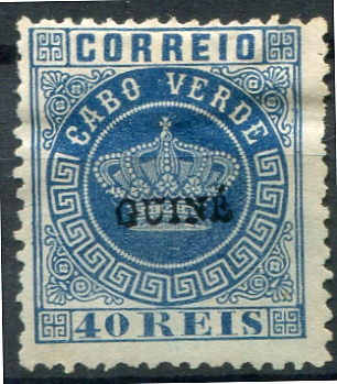 452.jpg -     Lote:    452                   Descrição:         1879/82 &mdash; Coroa. Selos de Cabo Verde, com sobrecarga GUINÉ pequena * Não emitidos. MF5, 40 reis azul, denteado 12 Ÿ, sem goma como emitidos. Exemplar sem defeitos nem reparações. Certificado de peritagem de Portucale Philatelicus. Valor de catálogo &euro; 2.300,00.         *       Valor Base:     &euro; 500,00     Valor Venda:     &euro;      