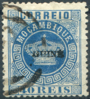454.jpg -     Lote:    454                   Descrição:         1879/82 &mdash; Coroa. Selos de Cabo Verde, com sobrecarga "GUINÉ" pequena, aposta manualmente a preto, na imprensa do governo local * NÃO EMITIDOS. MF5A, 40 reis azul, denteado 12 Ÿ, papel liso fino, com ERRO de cliché MOÇAMBIQUE, posição 18 de cada folha. Exemplar usado, MUITO RARO, sem defeitos nem reparações, duplamente assinado no verso. B e MR. Certificados de peritagem Leilões P. Dias, Lda, Jean- François Brun, Royal Philatelic Society, Roger Calves, Pascal Behr e Friedl Expert Committee. Valor de catálogo &euro; 28.000,00. .        O       Valor Base:     &euro; 7.500,00     Valor Venda:     &euro;      