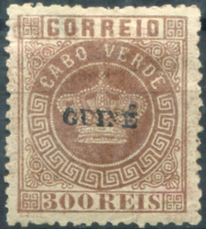 458.jpg -     Lote:    458                   Descrição:         1879/82 &mdash; Coroa. Selos de Cabo Verde, com sobrecarga "GUINÉ" pequena, aposta manualmente a preto, na imprensa do governo local * NÃO EMITIDOS. MF9, 300 reis chocolate, denteado 12 Ÿ, papel liso fino. Exemplar novo, sem goma como emitidos, sem reparações e pequenos defeitos no denteado superior, normal nestes selos, com DUPLA IMPRESSÃO do cliché. MB e MR. Certificado de peritagem Leilões P. Dias, Lda. Não catalogada a dupla impressão.         *       Valor Base:     &euro; 400,00     Valor Venda:     &euro;      