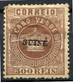 459.jpg -     Lote:    459                   Descrição:         1879/82 &mdash; Coroa. Selos de Cabo Verde, com sobrecarga GUINÉ pequena * Não emitidos. MF9, 300 reis castanho, denteado 12 Ÿ, novo sem goma como emitido, assinado a lápis no verso. Exemplar sem reparações, com um canto curto e leve defeito horizontal no papel à esquerda da sobrecarga, com boa cor. Certificado de peritagem de J. Miranda da Mota. Valor de catálogo &euro; 1.200,00.         *       Valor Base:     &euro; 200,00     Valor Venda:     &euro;      