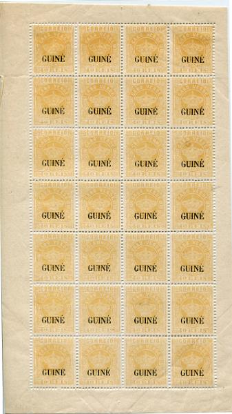 472.jpg -     Lote:    472                   Descrição:         1885 &mdash; Coroa. Selos de Cabo Verde, com sobrecarga "GUINÉ" grande. Novas cores. MF22, 40 reis amarelo, papel liso, denteado 12 Ÿ. Folha completa com 28 selos. Exemplar com goma original, sem reparações, com o denteado aberto na margem esquerda e com cliché de MOÇAMBIQUE no 18.º selo. MB. Valor de catálogo &euro; 514,00.         ***       Valor Base:     &euro; 75,00     Valor Venda:     &euro;      