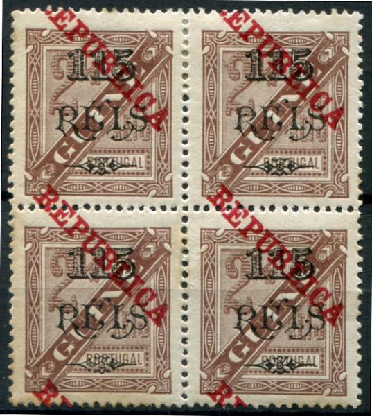 486.jpg -     Lote:    486                   Descrição:         1915 &mdash; D. Carlos I, com sobretaxa. Selos de 1902 com a sobrecarga REPUBLICA da Casa da Moeda. MF163b, 115 s/ 2 &frac12; reis, castanho, denteado 13 &frac12;, papel liso. Quadra. Exemplar com goma original, com sinal de charneira nos selos superiores, sem defeitos nem reparações com a SOBRECARGA DESLOCADA.          ***/**       Valor Base:     &euro; 50,00     Valor Venda:     &euro;      