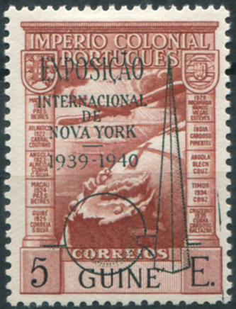 490.jpg -     Lote:    490                   Descrição:         1938 &mdash; Correio aéreo. Império Colonial Português, com sobrecarga a preto "EXPOSIÇÃO INTERNACIONAL DE NOVA YORK / 1939-1940". MF CA7a, 5$00 castanho vermelho. Exemplar novo com goma original e sinal de charneira, boa cor, sem defeitos nem reparações, assinado no verso. MB e MR. Valor de catálogo &euro; 150,00.         **       Valor Base:     &euro; 50,00     Valor Venda:     &euro;      