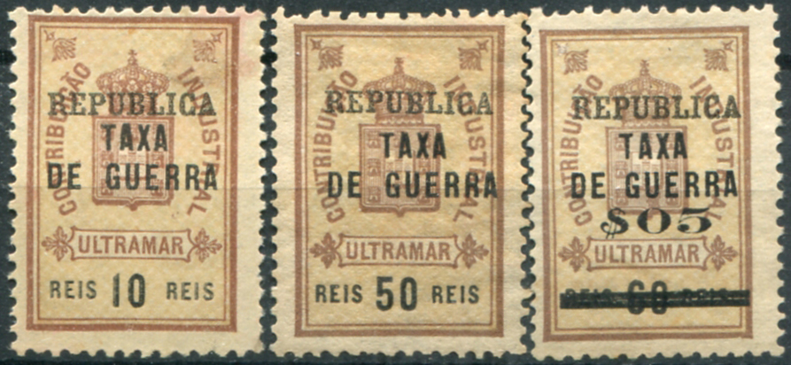 495.jpg -     Lote:    495                   Descrição:         1919 &mdash; Imposto Postal. Estampilha fiscal, com sobrecarga "REPUBLICA" e "TAXA / DE GUERRA". Lote com três selos de 10 reis, 50 reis e $05 s/ 60 reis, todos em castanho e bistre, papel liso, denteado 11 &frac12;, MF IP1, 2 e 4. Exemplares sem goma com emitidos, sem defeitos nem reparações. Valor de catálogo &euro; 510,00.         *       Valor Base:     &euro; 125,00     Valor Venda:     &euro;      