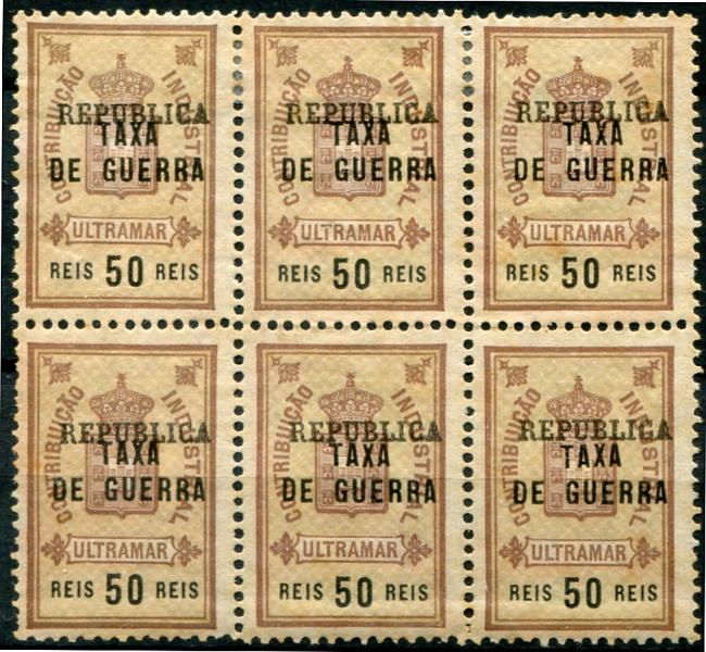 497.jpg -     Lote:    497                   Descrição:         1919 &mdash; Imposto Postal. Estampilha fiscal, com sobrecarga "REPUBLICA" e "TAXA / DE / GUERRA". MF IP2, 50 reis castanho e bistre. Bloco com 6 selos (3x2). Exemplar sem reparações, com alguns ligeiros pontos de óxido, sem goma como emitidos. Valor de catálogo &euro; 1.020,00.         *       Valor Base:     &euro; 200,00     Valor Venda:     &euro;      