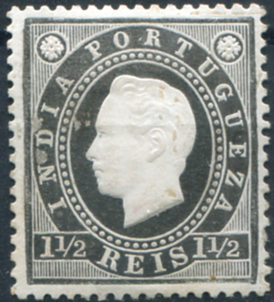 563.jpg -     Lote:    563                   Descrição:         1886 &mdash; D. Luís I. Fita direita. MF132a, 1 &frac12; reis preto, papel porcelana, denteado 13 &frac12;. Exemplar de grande raridade com goma original e charneira e pequenos defeitos na porcelana na frente do selo, habituais nos exemplares conhecidos no mercado. MB e MR. Certificado de peritagem de Leilões P. Dias, Lda. Valor de catálogo &euro; 3.000,00.         **       Valor Base:     &euro; 750,00     Valor Venda:     &euro;      