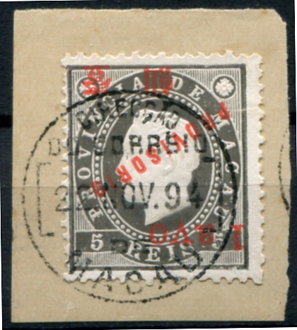 606.jpg -     Lote:    606                   Descrição:         1894 &mdash; D. Luís I, fita direita, com sobrecarga "PROVISORIO" e sobretaxa. Valores em moeda local. MF60d, 1 avos s/ 5 reis preto, denteado 12 Ÿ, sobre pequeno fragmento. Exemplar sem defeitos nem reparações com a SOBRECARGA E SOBRETAXA INVERTIDAS. Valor de catálogo &euro; 90,00.         FRG       Valor Base:     &euro; 25,00     Valor Venda:     &euro;      
